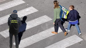 Volontario Ausiliario Polizia Locale all'ingresso della scuola